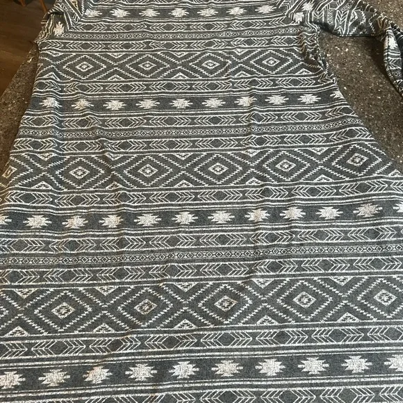 LuLaRoe Emily Gray and White Southwest Dress Long Sleeves and Pockets Size XL - Picture 5 of 5